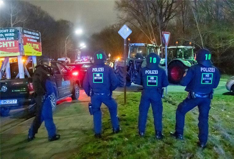 Bauern-Protest: Angriffe auf Polizisten sind inakzeptabel Die Lage am Carl-Schurz-Gelände war am Freitagabend angespannt. Polizei und Landwirte sowie deren Sympathisanten verhandelten miteinander.
