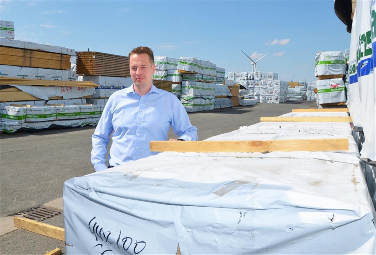 Die Lager sind voll bei der Firma Cordes. Das Holz ist aber nicht für den Export bestimmt. „Das ist alles Rohware, die auf die Verarbeitung wartet“, sagt Andreas Cordes.