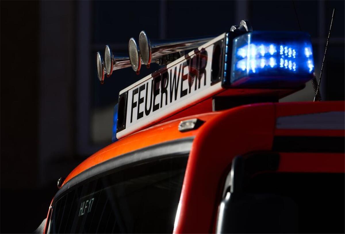 Feuerwehr im Großeinsatz: Flammen zerstören Lagerhalle in Elsdorf-Volkensen Die Lagerhalle in Volkensen wurde vollständig zerstört.