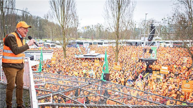 Die Landesjägerschaft um Präsident Dammann-Tamke (l) hatte erstmals zu einer Demo dieses Ausmaßes aufgerufen. Auch aus vielen anderen Bundesländern waren Demonstranten angereist. (Archivbild)