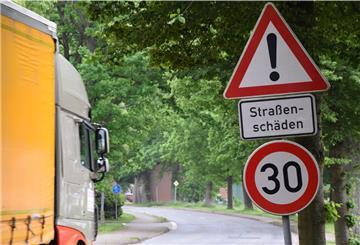 Die Landesstraße 122 wird vom Rhadereistedter Ortseingang aus Richtung Rhade bis zum Ortsausgang von Ostereistedt in Richtung Zeven komplett erneuert.