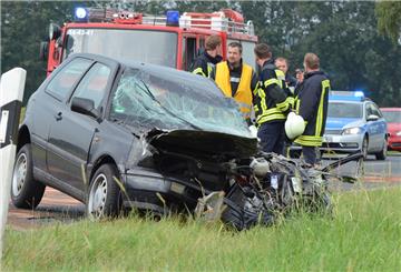 Die Landesstraße wurde wegen des Unfalls zwischenzeitlich gesperrt. Weil dort unter anderem Öl ausgelaufen war, musste zunächst die Feuerwehr abstreuen.