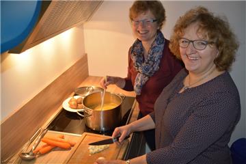 Die Landfrauen Annette Jaeger (rechts) und Meike Buhrfeind bereiten eine deftige Kartoffelsuppe zu. Für die milchwirtschaftliche Vereinigunghaben die Damen den Kochlöffel geschwungen und  präsentieren Rezepte aus dem Cuxland auf dem Videokanal YouTube.