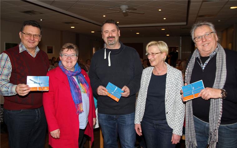 Die Landfrauen-Vorsitzende Anke Husmann-Klaffke (Zweite von links) und Kassenführerin Annette Schwier überreichten den Vorsitzenden der drei Schwimmbad-Fördervereine, Günther Nase (links), Oliver Moje (Mitte) und Peter Breitsprecher (rechts), Spenden von je 240 Euro