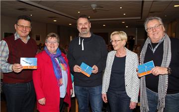 Die Landfrauen-Vorsitzende Anke Husmann-Klaffke (Zweite von links) und Kassenführerin Annette Schwier überreichten den Vorsitzenden der drei Schwimmbad-Fördervereine, Günther Nase (links), Oliver Moje (Mitte) und Peter Breitsprecher (rechts), Spenden von je 240 Euro