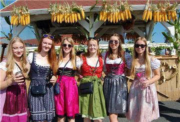 Die Landjugend Driftsethe in feschen Dirndl-Kleidern und Feierlaune.