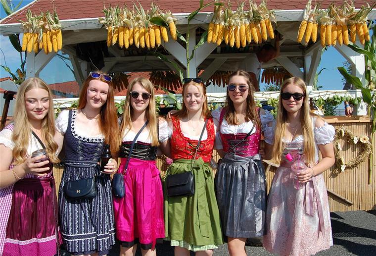 Die Landjugend Driftsethe präsentierte sich in flotten Dirndl-Kleidern.