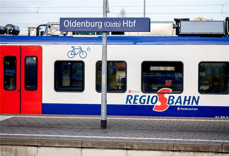 Eine Regio-S-Bahn hält an einem Bahnsteig im Hauptbahnhof Oldenburg.
