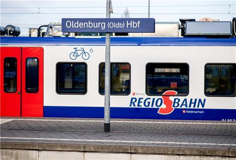 Eine Regio-S-Bahn hält an einem Bahnsteig im Hauptbahnhof Oldenburg.
