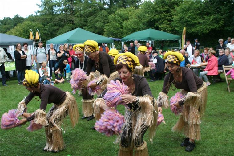 Die Landpomeranzen aus Stubben boten beim Waldbadfest in Bokel eine heiße Tanzshow in raschelnden Baströckchen.  