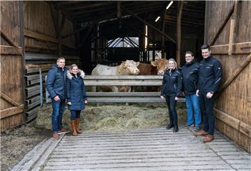 Die Landwirte Cord und Miranda Witthohn (von links) sowie Stefanie Mehring, Gebhard Buck und Jan-Peter Mehring von Mühlenbeck arbeiten zusammen, um Rindfleisch aus Offenstallhaltung anbieten zu können.
