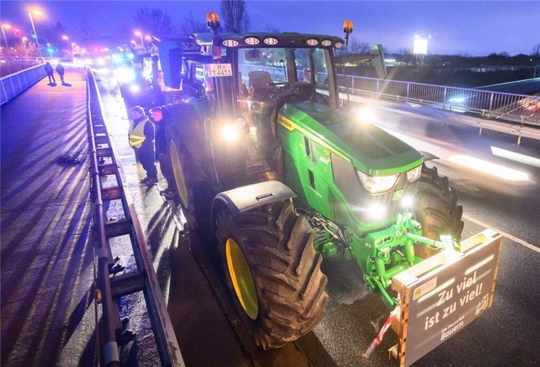 Die Landwirte haben Brücken ins Visier genommen.