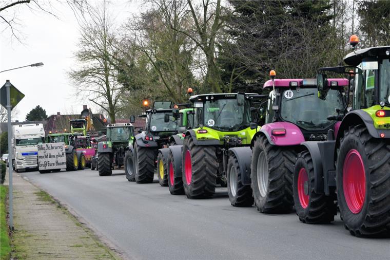 Die Landwirte machten sich mit ihren Treckern auf den Weg, um die Protestnote persönlich zu übergeben.