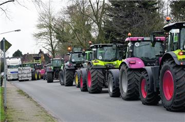 Die Landwirte machten sich mit ihren Treckern auf den Weg, um die Protestnote persönlich zu übergeben.