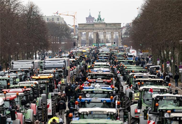 Bundesregierung macht Rückzieher - Bauern wollen trotzdem protestieren Die Landwirte protestierten unter anderem vor dem Brandenburger Tor in Berlin.