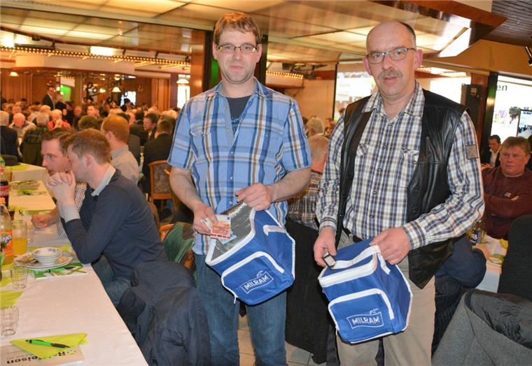 Nach dem Protest: Landwirte lassen Sammelbüchse kreisen Die Landwirte Sven Hillebrandt (links) und Volker Peters haben die Protestkaufaktion bei Real aus eigener Tasche vorfinanziert.