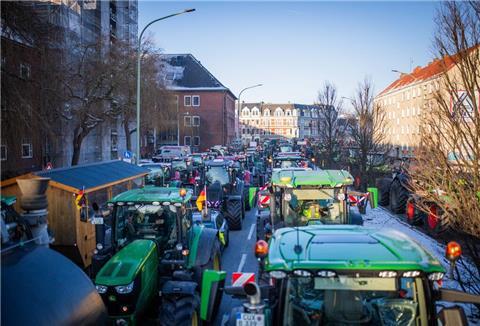 Die Landwirte zogen mit ihren Traktoren durch Bremerhaven. Die Stresemannstraße war für mehrere Stunden dicht.