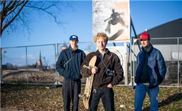 Die lang ersehnte Skateranlage an der Geeste hinter der Eisarena wird aktuell gebaut. Die Skater (von links) Nicolas Rausch (21), Julius Fischer (18) und Jean-Luc Sagorski (18). 