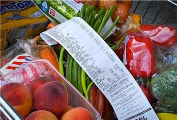 Die Langenerin Jana Kuntzmann und ihre Tochter Hanna haben einen Vorher-nachher-Preisvergleich im Supermarkt gemacht.