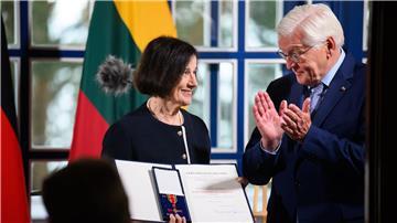 Die langjährige Leiterin des Thomas-Mann-Hauses in Nida, Vitalija Terese Jonusiene, erhält von Bundespräsident Frank-Walter Steinmeier das Bundesverdienstkreuz.
