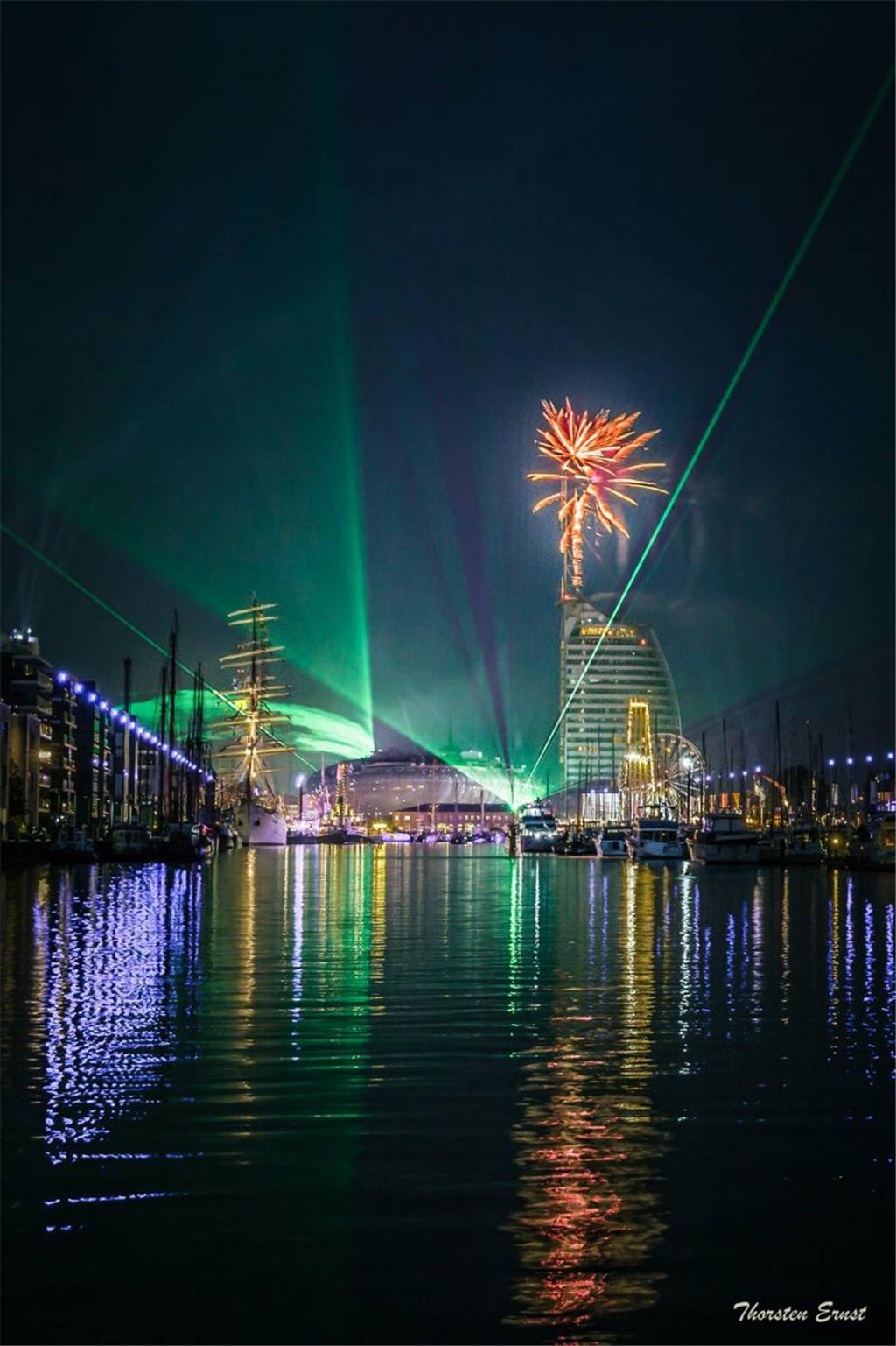Die Lasershow mit Feuerwerk machte für wenige Minuten die Nacht zum Tag.
