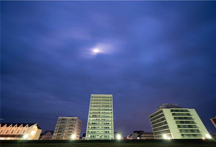 Die leeren Hotels an der Strandpromenade der Nordseeinsel Norderney.