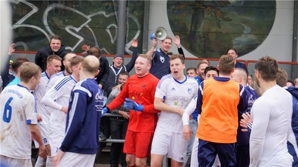 Die Leher TS freut sich nach dem Halbfinalsieg über den Einzug ins Endspiel.