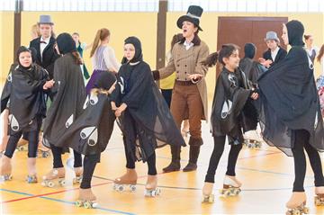 Die Leher TS möchte ihr Publikum mit ihrer Rollkunstlauf-Show begeistern. Foto Adebahr