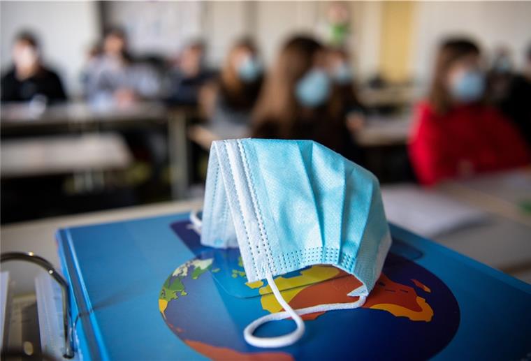 GEW: Schulleiter in schwieriger Situation Die Lehrergewerkschaft GEW fordert einen Unterricht in Halbgruppen, um die Ansteckungsgefahr durch das Coronavirus zu reduzieren.