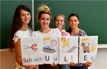 Die Lehrerinnen der Lutherschule, (von links) Tamara Hartschenko, Marina Wotschel, Steffanie Maeter und Christine Ehler, bereiten sich auf den ersten Schultag mit ihren  drei ersten Klassen vor.  