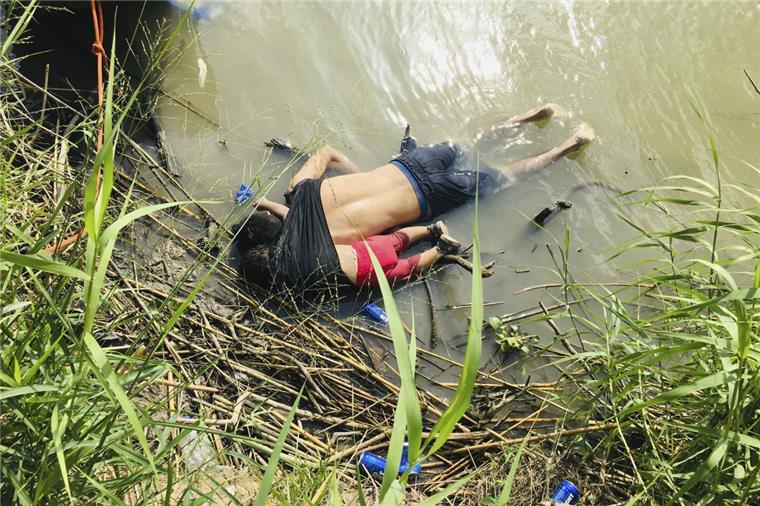 Die Leichen eines Migranten aus El Salvador und seiner fast zweijährigen Tochter liegen am Ufer des Rio Grande im mexikanischen Matamoros, nachdem sie beim Versuch, den Fluss nach Brownsville in Texas zu überqueren, ertrunken sind. 