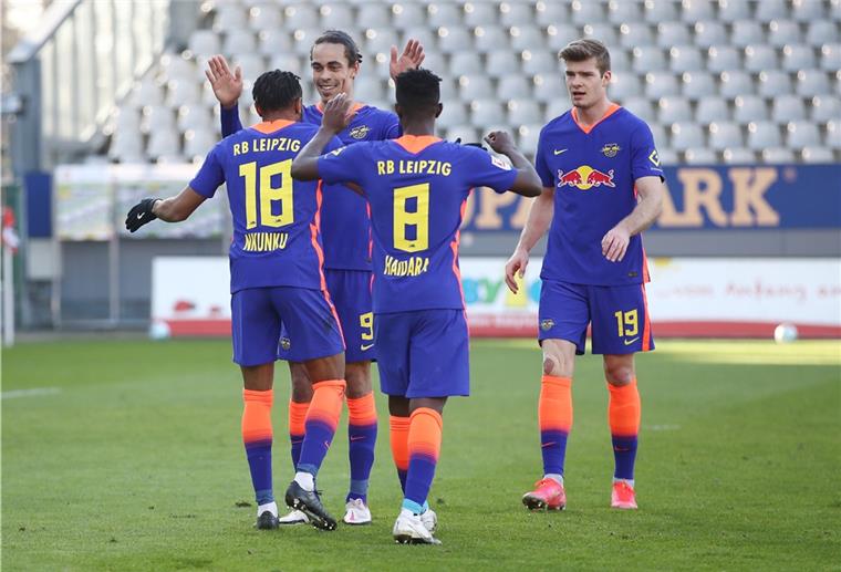 Bundesliga: Leipzig ist vorerst Tabellenführer Die Leipziger Spieler dürfen jubeln. Das war ein ein klarer Sieg in Freiburg.