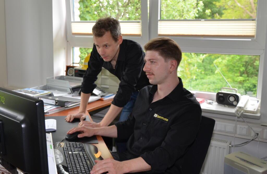 Die beiden Elektromeister Simon Klitzka (links) und Jannik Oldenburg
