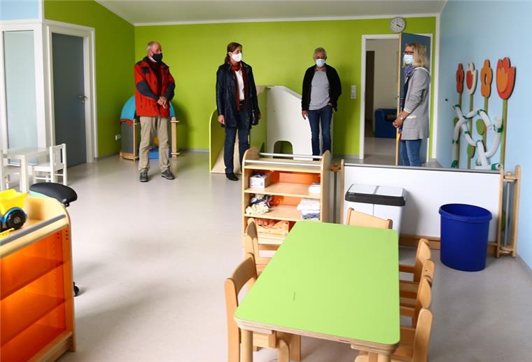 Stollhamm: Punktlandung für Kita-Neubau Die Leiterin der Kindertagesstätte Nadine Damken (rechts) führte die Gäste zur Einweihung durch den Neubau.