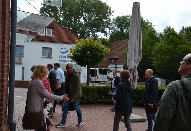VHS Zeven hat neuen Standort im Blick Die Leiterin der Volkshochschule Zeven, Andrea Stephan, bittet die Mitglieder des Zweckverbandes zur Besichtigung der mutmaßlich neuen Räumlichkeiten in der City-Passage. Ein Umzug der Schule ist notwendig, weil die Samtgemeindeverwaltung Platzbedarf hat und sämtliche Zimmer in der Villa an der Lindenstraße braucht. Nach dem Umbau der ehemaligen Grundschule am Klostergang, bekommt die VHS dort ihr endgültiges Quartier.