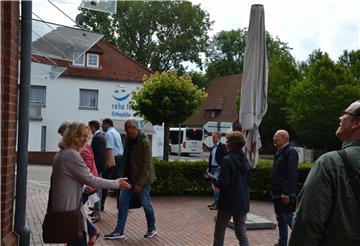 Die Leiterin der Volkshochschule Zeven, Andrea Stephan, bittet die Mitglieder des Zweckverbandes zur Besichtigung der mutmaßlich neuen Räumlichkeiten in der City-Passage. Ein Umzug der Schule ist notwendig, weil die Samtgemeindeverwaltung Platzbedarf hat und sämtliche Zimmer in der Villa an der Lindenstraße braucht. Nach dem Umbau der ehemaligen Grundschule am Klostergang, bekommt die VHS dort ihr endgültiges Quartier.