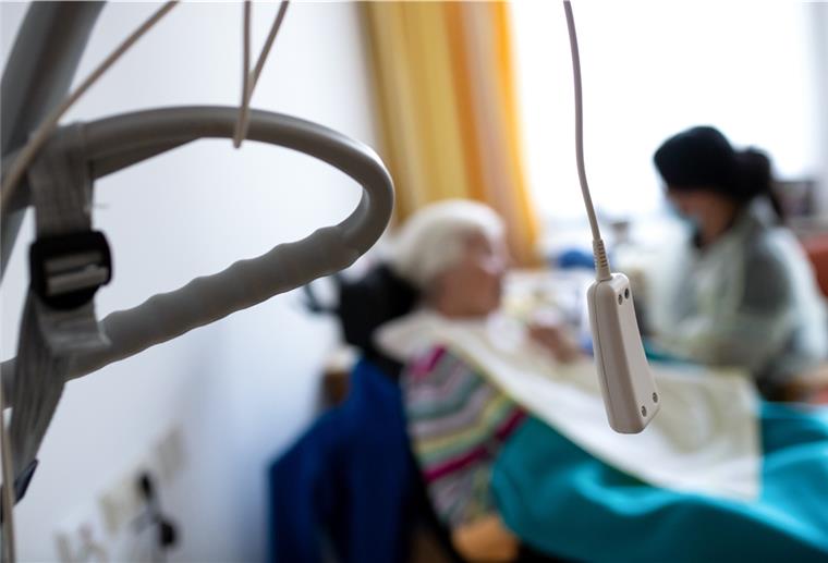 Brandbrief prangert „menschenverachtenden“ Umgang mit Altenpflege an Die Leiterin eines ambulanten Bremer Pflegedienstes kritisiert in einem Brandbrief an das Gesundheitsministerium den „menschenverachtenden“ Umgang mit dem Pflegepersonal.