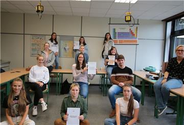 Die Lerngruppe Berufliches Gymnasium Gesundheit Pflege von der Max-Eyth-Schule hat das Kreishausprojekt mit Facharbeiten abgeschlossen und präsentiert diese stolz.