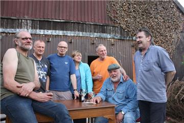 Die letzte Bandprobe in der Roes-Diele am Amtsdamm: Die Hagen Allstars (von links): Willi Eickhoff; Dieter (Dago) Roes, Jürgen (Josch) Roes, Heike Roes, Peter Langpeter, George B. Miller sowie George Meier vor ihrem legendären „Zufluchtsort“. Keyboarder Peter Henken fehlt.  