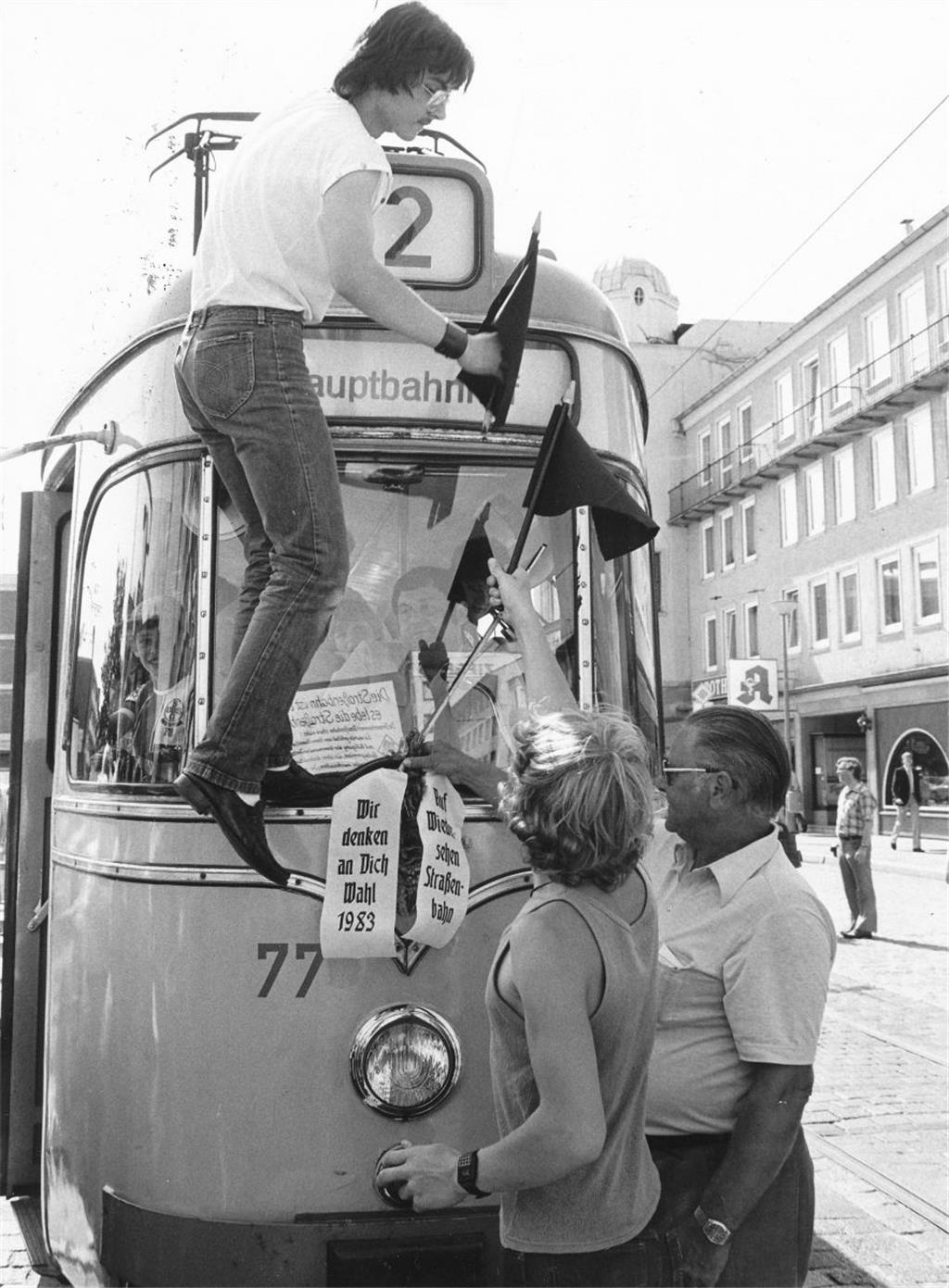 Die letzte Fahrt der Linie 2 im Jahr wurde von vielen Straßenbahnfans begleitet....