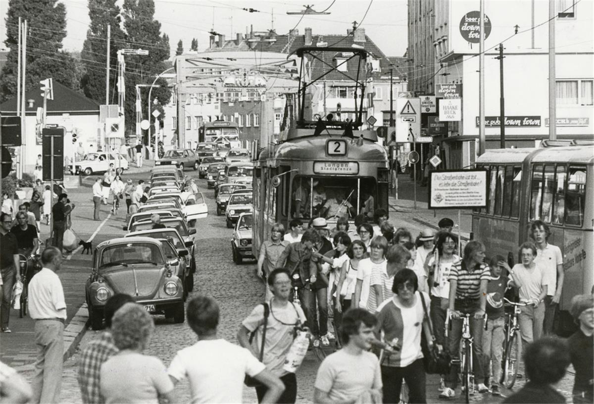 Die letzte Fahrt einer Straßenbahn in Bremerhaven am 30. Juli 1982.