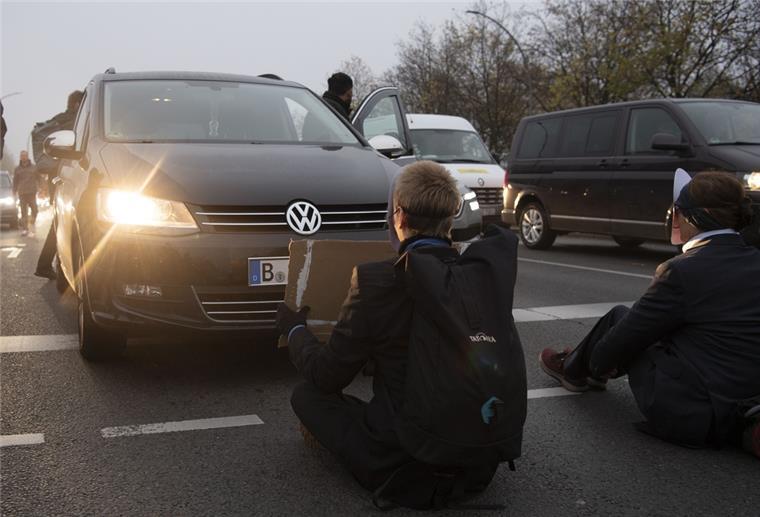 "Letzte Generation"-Aktivisten wollen Proteste ausweiten Aktivisten der Gruppe "Letzte Generation" sitzen auf einer Kreuzung an der Landsberger Allee.