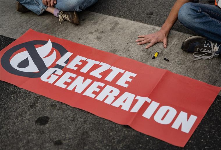Ein Transparent mit dem Logo der "Letzten Generation".