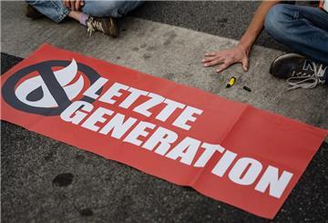 Ein Transparent mit dem Logo der "Letzten Generation".