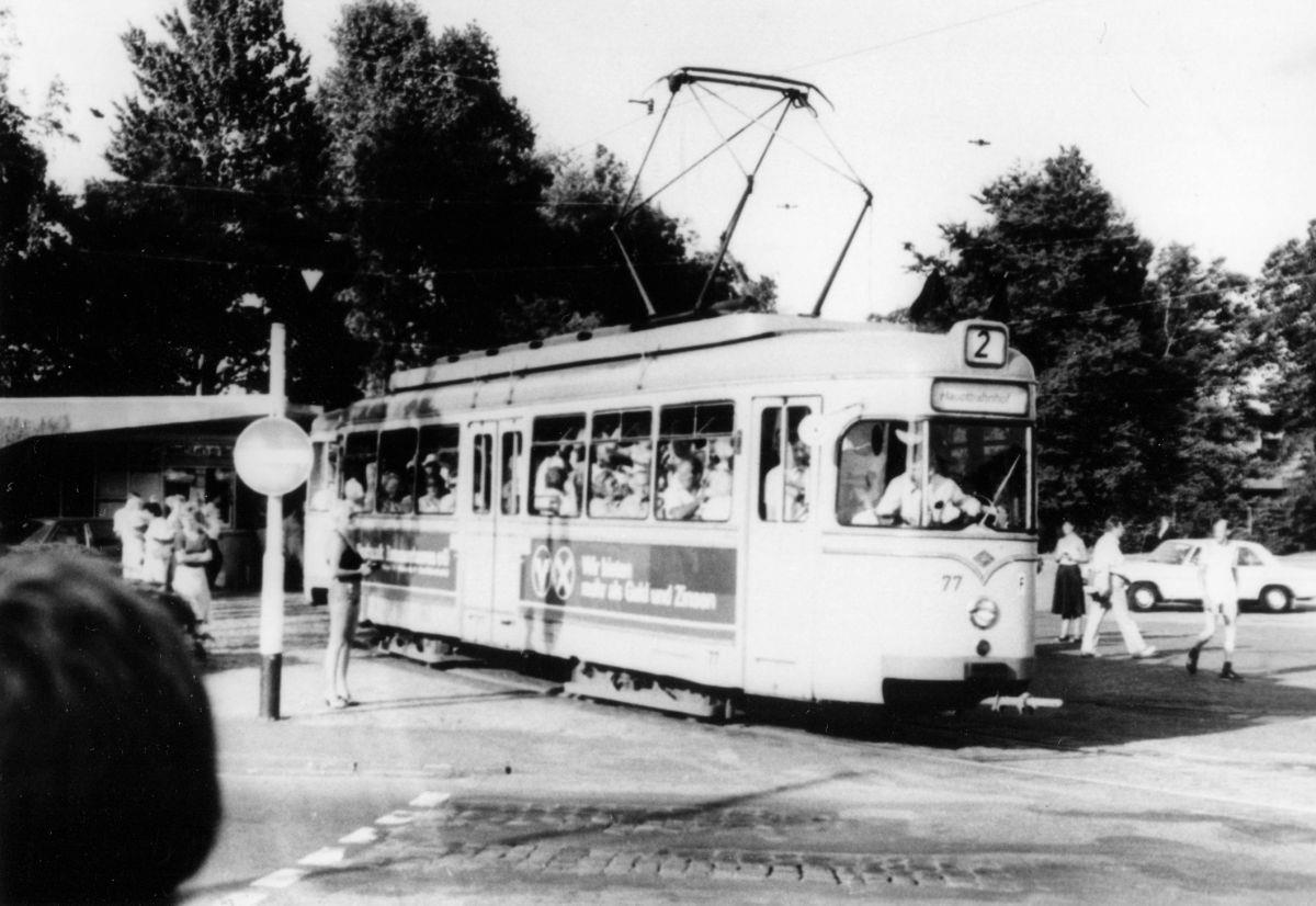 Die letzte Straßenbahn fährt – mit schwarzen Fahnen – von Langen aus in Richtung Hauptbahnhof Bremerhaven. Der 30. Juli 1982 war für viele Bürger der Ortschaft ein trauriger Tag. Bereits 1958 wurde die Fahrt von der Wendeschleife zum Park Friedrichsruh eingestellt.  