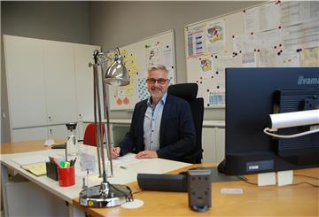 Die letzten Arbeiten an der alten Wirkungsstätte im Niedersächsischen Internatsgymnasium in Bad Bederkesa: Matthias Krapp tritt zum 1. August am städtischen Gymnasium in Burgdorf eine neue Schulleiterstelle an.