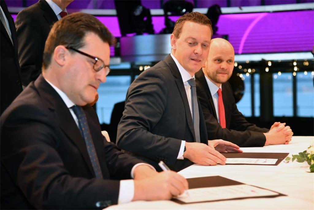 Die letzten Verträge werden unterzeichnet. Die &quot;Aidanova&quot; in Bremerhav...