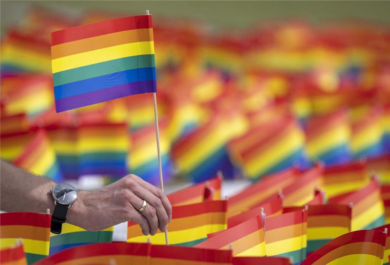 Regenbogenflaggen.  Die LGBTQ-Akzeptanz in Deutschland bleibt stabil – anders als in vielen Ländern weltweit, wo die Zustimmung zu Rechten und Sichtbarkeit queerer Menschen sinkt.