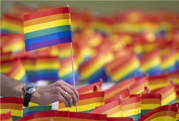 Regenbogenflaggen.  Die LGBTQ-Akzeptanz in Deutschland bleibt stabil – anders als in vielen Ländern weltweit, wo die Zustimmung zu Rechten und Sichtbarkeit queerer Menschen sinkt.