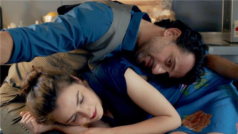 Die Liebesgeschichte von Ilyas (Serkan Kaya) und Yasemin (Seyneb Saleh) wird in Rückblenden erzählt.